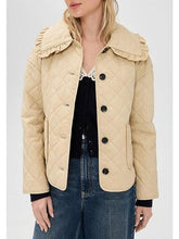 Jasmine Roth Roast My Rental S01 2026 Beige Ruffled Collar Quilted Jacket
